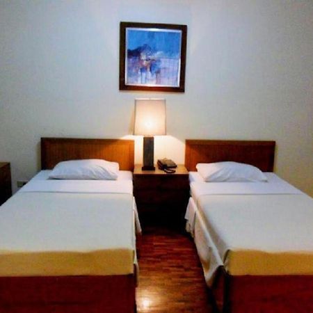 Amorsolo Mansion Hotel Manila Esterno foto