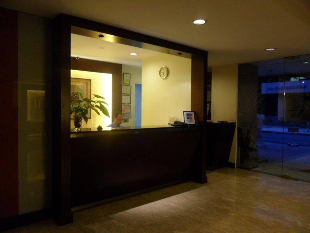 Amorsolo Mansion Hotel Manila Esterno foto