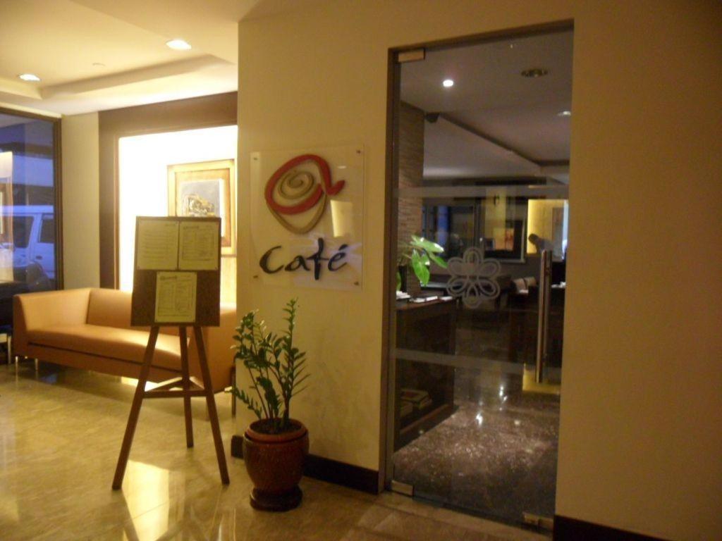 Amorsolo Mansion Hotel Manila Esterno foto