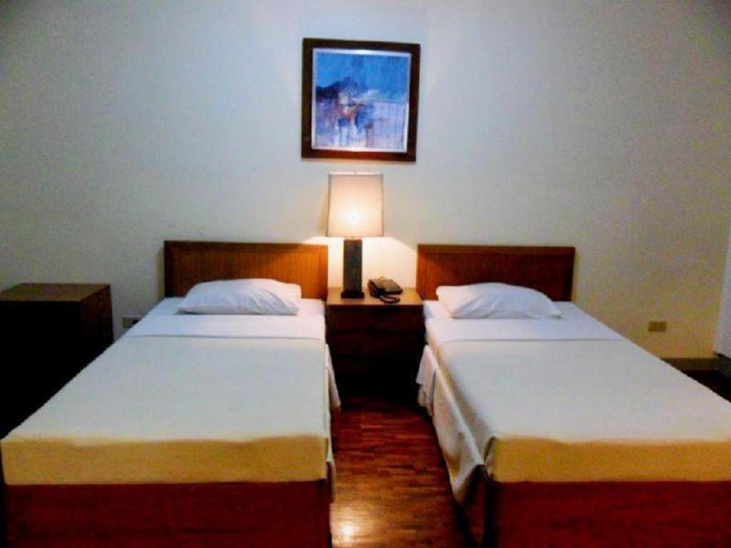 Amorsolo Mansion Hotel Manila Esterno foto